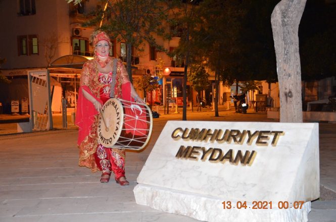 DAVULUYLA KANSERE KAFA TUTUYOR